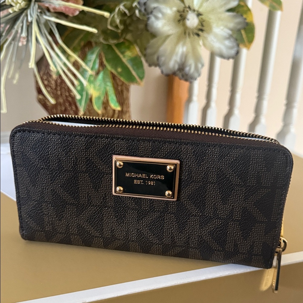 Michael Kors Wallet brand New Authentic 8X4 Gold Hardware